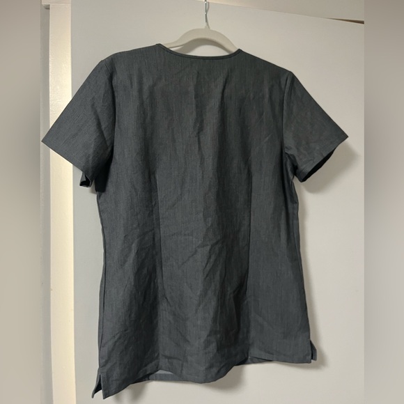 FIGS Casma Three-Pocket Scrub Top in Graphite - Picture 5 of 5